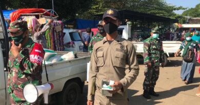 Babinsa Koramil 19 Montong Sert Patrap Memberi Himbauan Prokes di Pasar