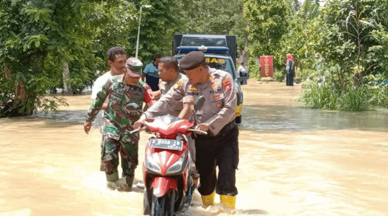 Danramil Parengan Tuban Turun Langsung Evakuasi Korban Banjir Yang Melanda Wilayah Kecamatan Parengan