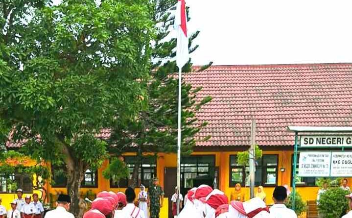 Babinsa Masuk Sekolah Menjadi Irup Upacara Bendera di SDN Genaharjo Tuban Koramil 0811/03 Semanding