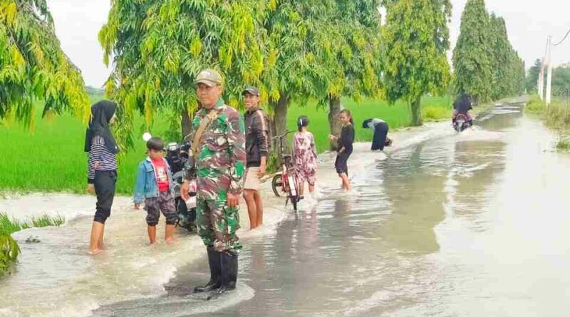 Wujud Perhatian Babinsa Koramil 0811/07 Soko Pantau Lokasi Rawan Banjir Di Wilayah Binaan
