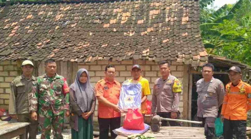 Babinsa Koramil 0811/05 Rengel Dampingi Penyaluran Bantuan Sembako Untuk Korban Gempa Bumi Tuban